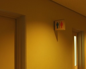トイレのサイン．左と右，どちらが男性用か？