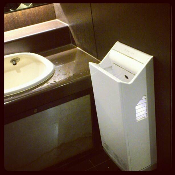 手洗いと温風乾燥機