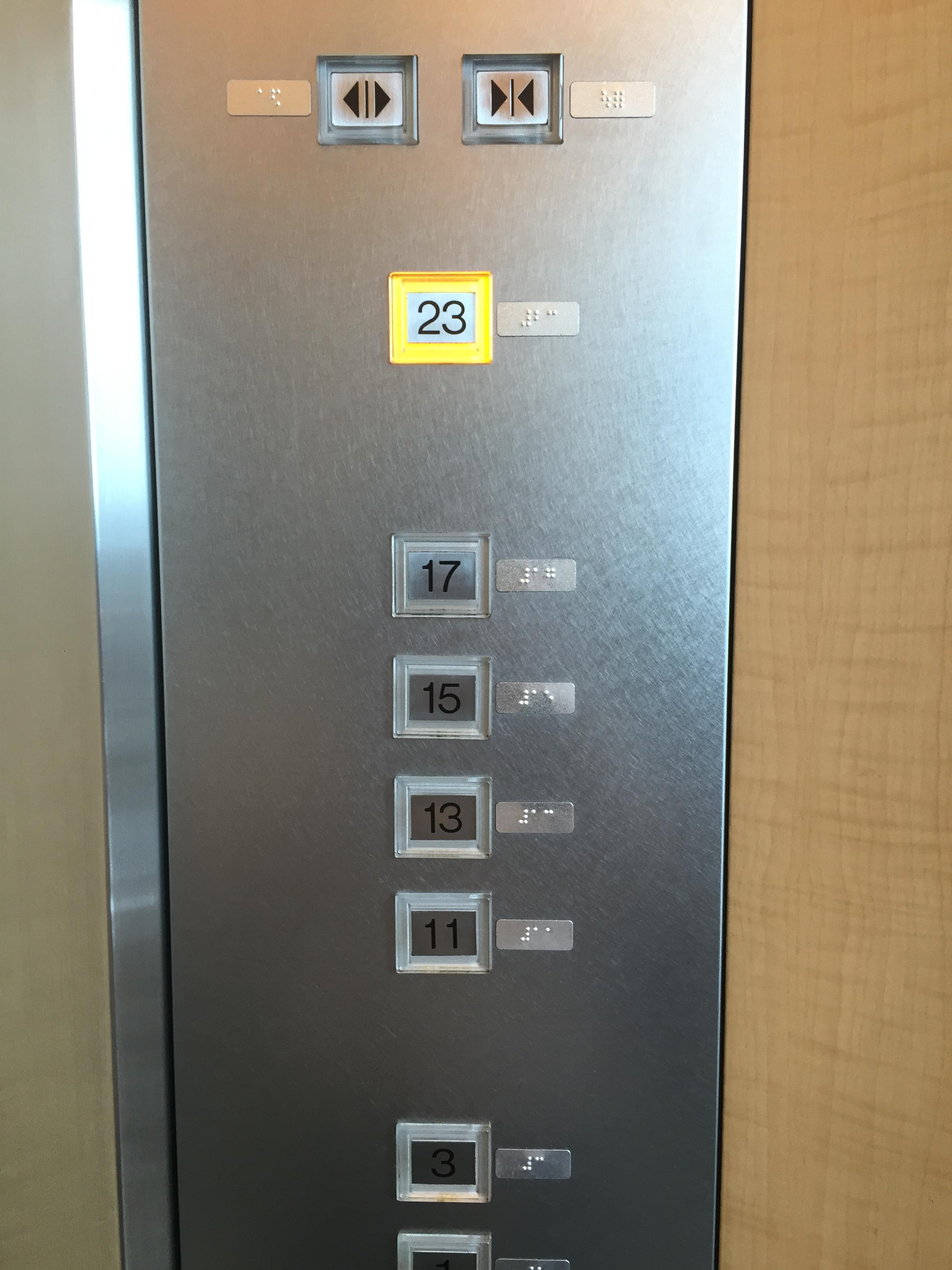 エレベーター の ボタン b は 何