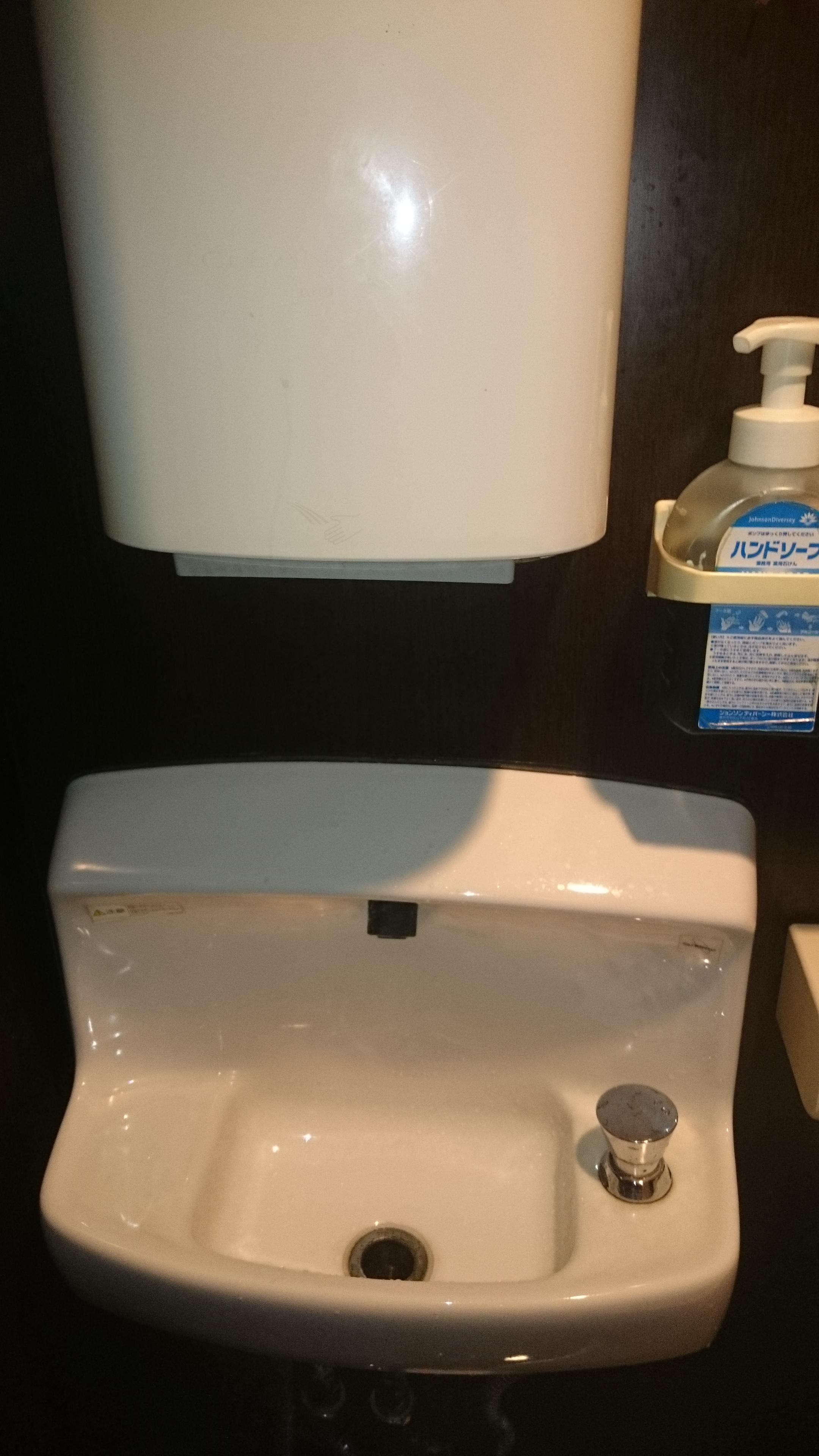 手指乾燥機と手洗い所